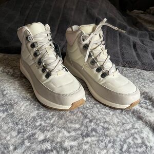 Universal thread white winter boots